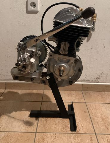 Výroba stojánku na motor